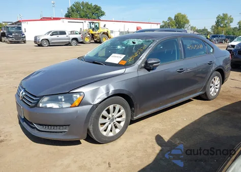 2013 Volkswagen Passat 2.5L S z USA, uszkodzony, nr VIN 1VWAP7A33DC083930